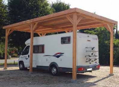 Le carport pour caravanes sur-mesure en bois Douglas qui sert aussi d'abri pour terrasse
